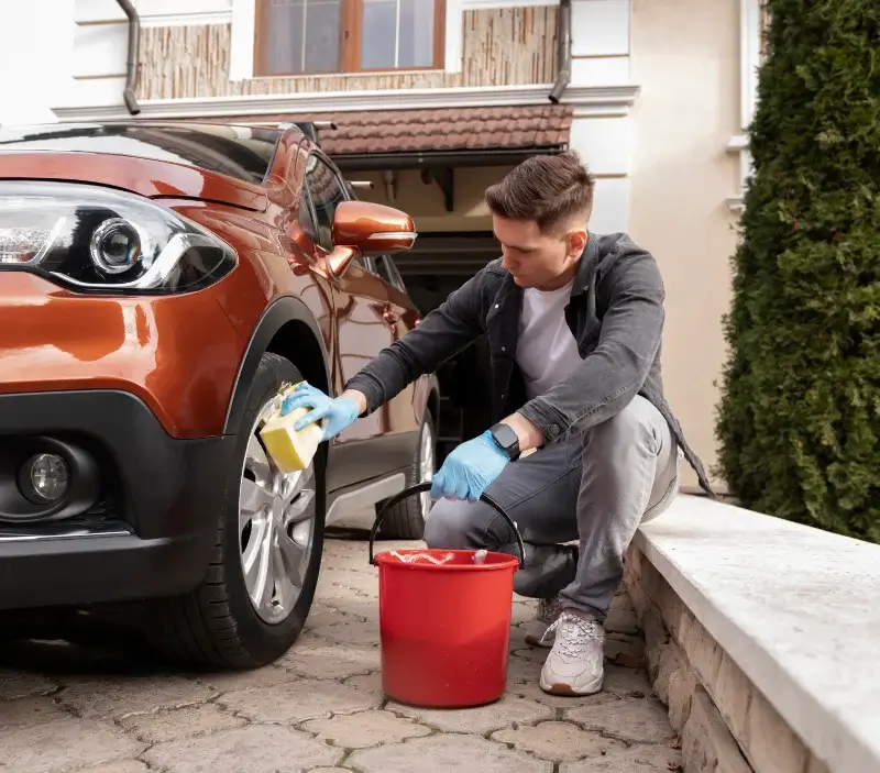 Lavage auto à domicile Couville : professionnel intervenant sur un véhicule